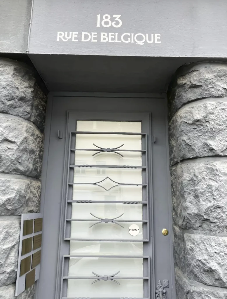 Entrée du cabinet de Sophie Renard situé au 183 rue de Belgique à Lorient.
